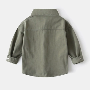 Vue détaillée du dos d'une chemise à manches longues pour garçon en coton olive