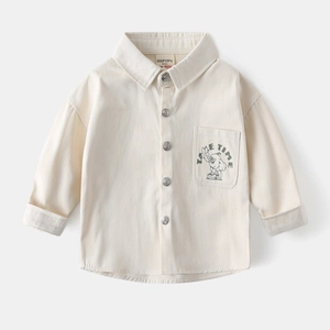 Détail d'une chemise en coton beige pour garçon avec boutons en métal et poche imprimée