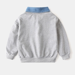 Détail du sweat-shirt gris pour enfant avec col en jean et poignets côtelés