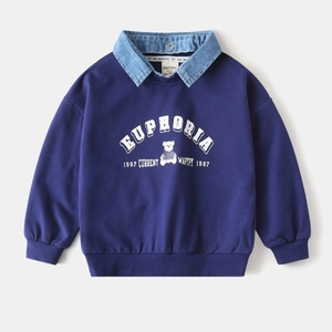 Détail macro du sweat-shirt enfant deux pièces avec col en jean et motif ours