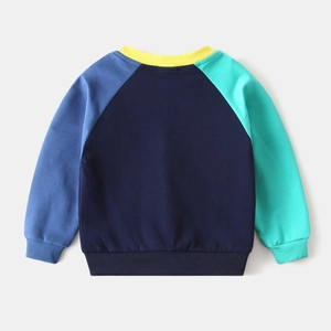 Détail des manches raglan et du col jaune côtelé sur le sweat-shirt bleu marine