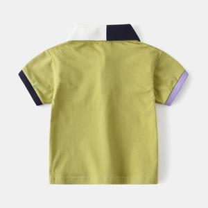 Vue arrière du polo enfant avec col contrasté et manches colorées asymétriques