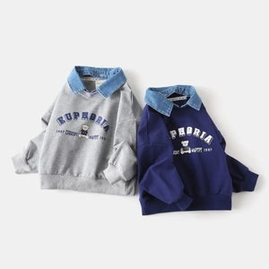 Détail de sweats pour garçons avec cols en jean et imprimés d'ours en dessin animé