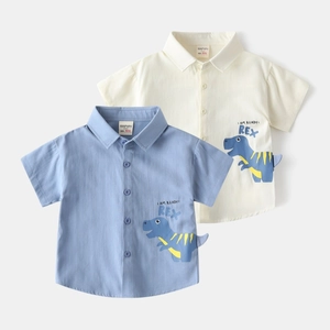 Détails à plat de chemises pour enfants à manches courtes avec motifs de dinosaures