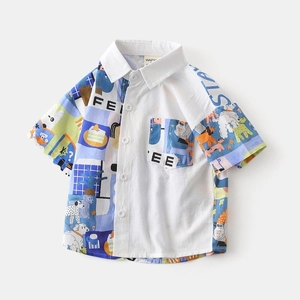 Détail d'une chemise à manches courtes pour garçons avec imprimés cartoon et poche