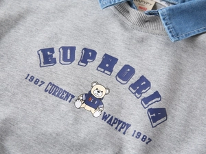 Détail du sweat gris pour enfant avec col en jean et imprimé graphique Euphoria