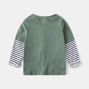 Dettaglio del retro di una maglietta a maniche lunghe verde per bambini con maniche a righe
