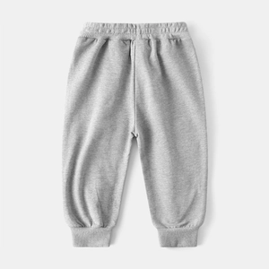 Détail du pantalon de jogging gris pour enfant avec taille et chevilles élastiquées