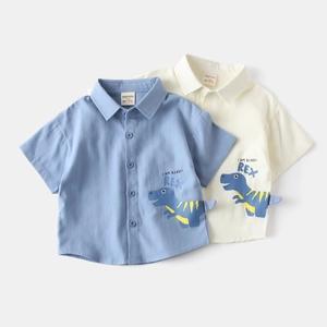 Gros plan détaillé de chemises pour enfants en coton et lin avec motif de dinosaure