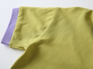 Vue macro du tissu en coton piqué respirant et du bord-côte contrasté sur le polo