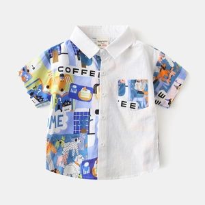 Détail de chemise garçon à manches courtes avec patchwork et imprimés chien colorés