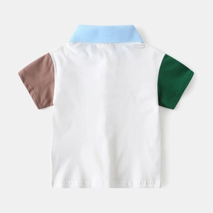 Vue arrière d'un polo enfant avec des manches contrastées en vert, marron et bleu