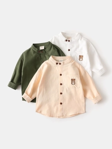 Trois chemises enfant en coton blanc, olive et abricot avec broderie d'ours