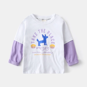 Détail d'un t-shirt enfant deux-en-un avec manches violettes et motif chiot imprimé