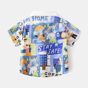 Vue détaillée d'une chemise enfant à manches courtes avec imprimé dessin animé et patchwork