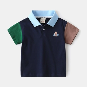Gros plan du col du polo avec étiquette de marque et broderie de chiot détaillée
