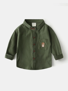 Chemise garçon vert olive en coton à manches longues avec col en V et broderie d'ours