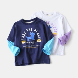 Détail de t-shirts à manches longues pour enfants, effet superposé avec imprimé chien mignon