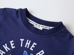 Détail du col rond bleu marine avec bande blanche et inscription imprimée sur le t-shirt coton