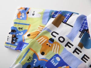 Détail d'une chemise à manches courtes pour garçons avec imprimés d'animaux cartoon