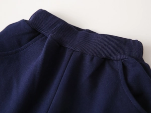 Détail du jogging bleu marine pour enfant avec taille élastique et poches latérales