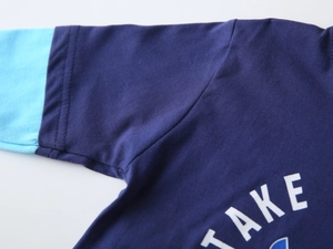 Détail du t-shirt en coton bleu marine avec coutures bleu clair contrastées et texture