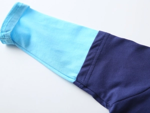 Détail des manches bicolores bleu marine et ciel avec coutures de qualité sur le t-shirt
