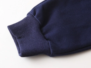 Vue macro détaillée des poignets en maille côtelée de ce sweat-shirt bleu marine pour garçons