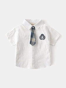 Chemise blanche à manches courtes pour garçon avec cravate à carreaux et badge ours
