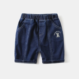 Gros plan détaillé d'un short en jean pour garçon avec taille élastique et broderie tendance