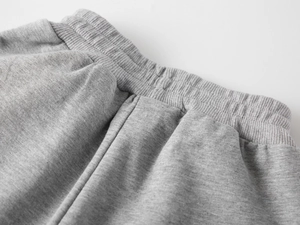 Détails du pantalon de sport gris pour enfant avec taille élastique côtelée et coton doux