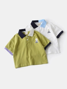 Lot de deux polos enfant en coton vert olive et blanc avec broderie d'ourson