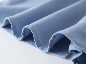Gros plan détaillé d'une chemise en coton bleu clair avec couture d'ourlet soignée