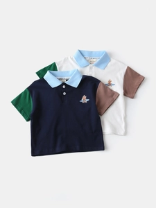 Polo à manches courtes pour garçons avec blocs de couleurs et broderie en bleu et blanc
