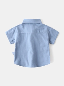 Vue arrière d'une chemise à manches courtes pour garçon en coton bleu clair dinosaure