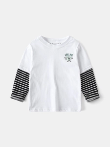 T-shirt bianca a maniche lunghe per bambini con maniche a righe e simpatica stampa call me