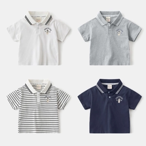 Collage de quatre polos pour garçons en blanc, gris, rayé et bleu marine avec broderie fine