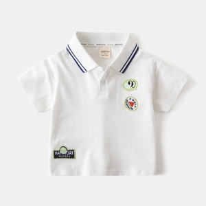 Détail du col d'un polo blanc en coton avec rayures bleues et écussons de fruits mignons