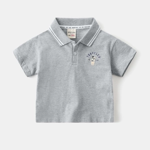 Détail du col d'un polo gris avec rayures blanches et broderie Traveler 1987
