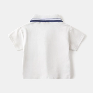 Vue arrière du polo blanc pour garçon avec col rayé bleu marine sur fond gris neutre