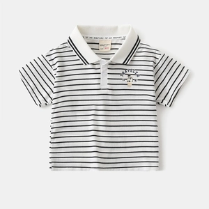 Détail du polo rayé blanc pour garçon avec broderie ours et texture en coton doux