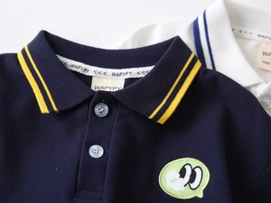 Détail du polo pour garçon avec col rayé et broderie de dessin animé