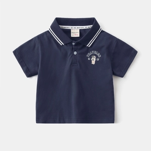 Détail du col d'un polo bleu marine pour garçon en coton avec rayures blanches fines