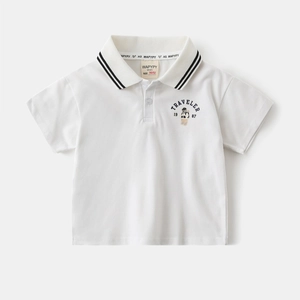 Détail d'un polo blanc pour bébé avec col rayé et imprimé d'ours mignon