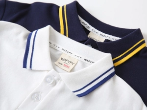 Gros plan de polos en coton piqué avec cols côtelés classiques et étiquettes de marque