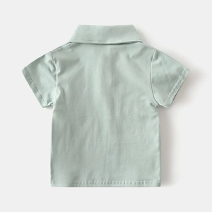 Vista posteriore di una polo da bambino in cotone verde chiaro dal design minimalista