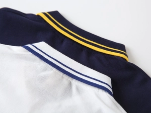 Détail du col rayé pour polo en coton piqué respirant, coloris marine et blanc