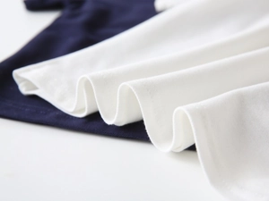 Vue détaillée des coutures fines et du tissu tricoté de qualité sur les polos garçons