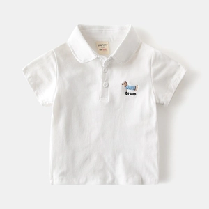 Dettaglio della polo in cotone bianco con ricamo di bassotto e scritte Dream ricamate