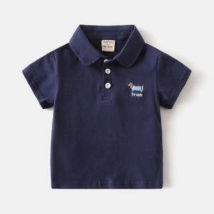 Dettaglio polo blu scuro da bambino in cotone con ricamo di un cucciolo e colletto a bottoni
